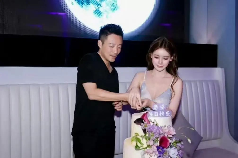 汪小菲为马筱梅庆生，张兰给儿媳挑礼物，却被质疑两副面孔