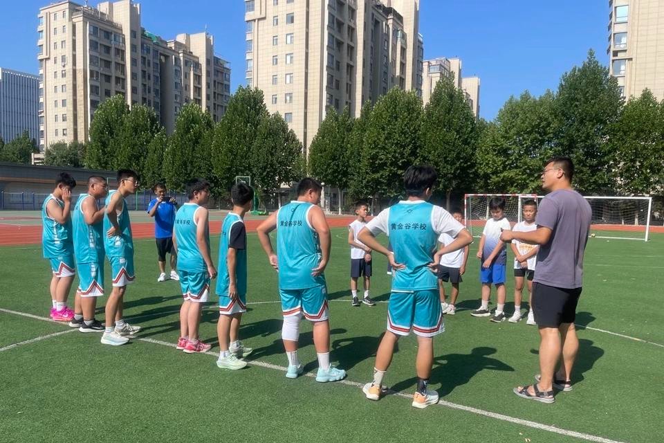 以球会友展风采！黄金谷学校与彩虹湖小学学子开展手球友谊赛
