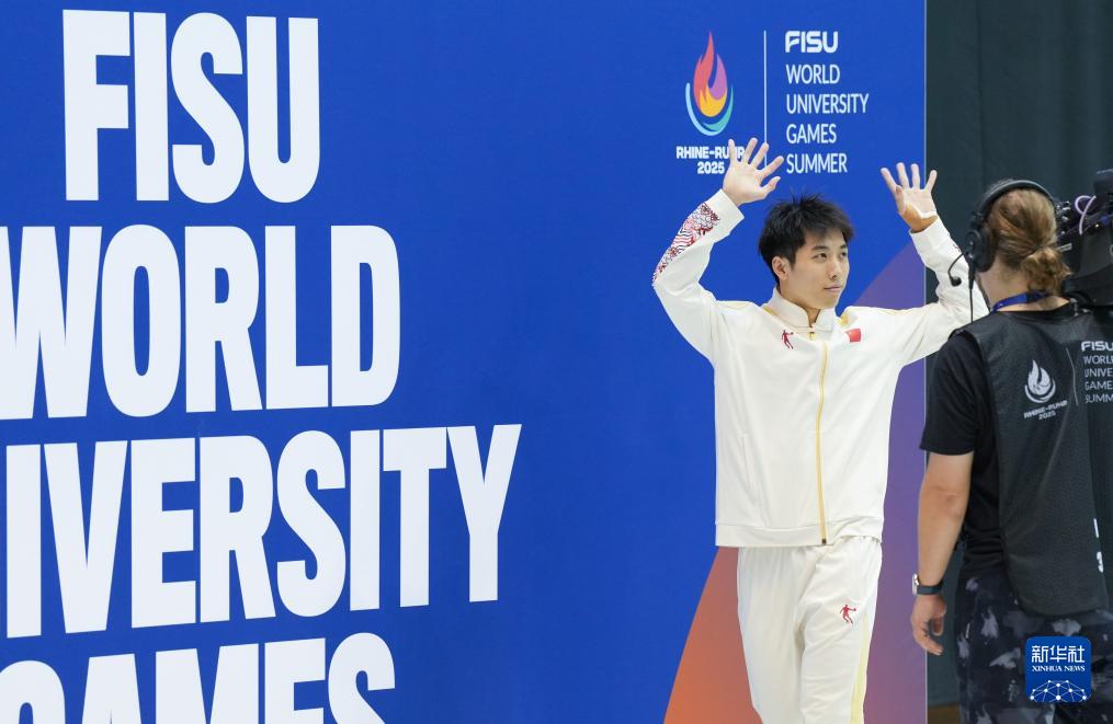 大运会——跳水：张文澳、胡宇康分获男子一米板冠亚军