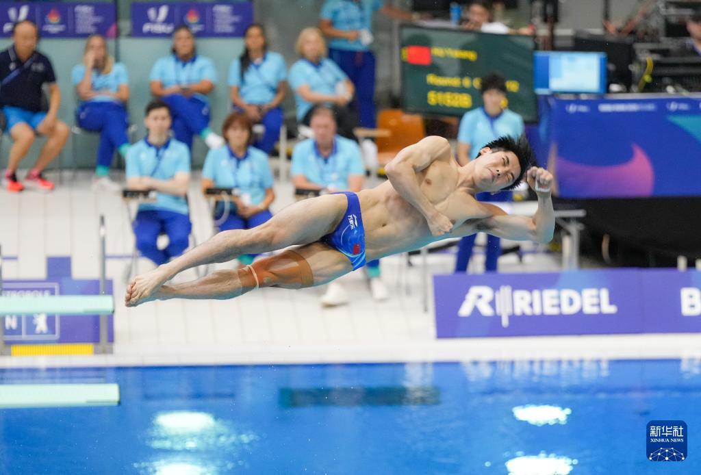 大运会——跳水：张文澳、胡宇康分获男子一米板冠亚军