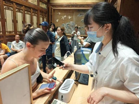 75种语言实时互译！颐和园“沟通神器”外国友人直呼“懂了”