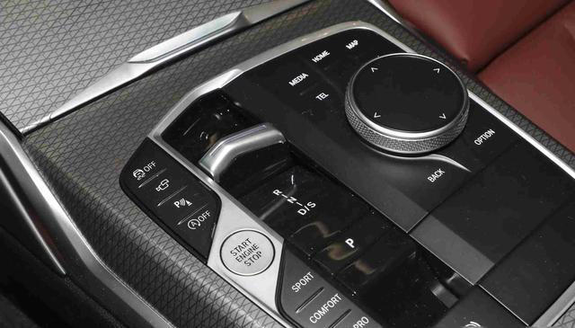 宝马3系降价10万，年轻人抢疯了？标配2.0T+8AT，好开又有面子