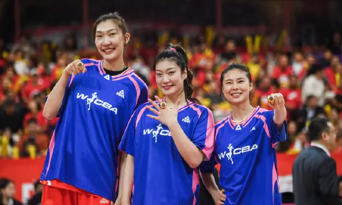 女篮超豪华之师来了！李梦韩旭王思雨李缘刘禹彤联手，全力冲金牌