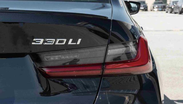 宝马3系降价10万，年轻人抢疯了？标配2.0T+8AT，好开又有面子