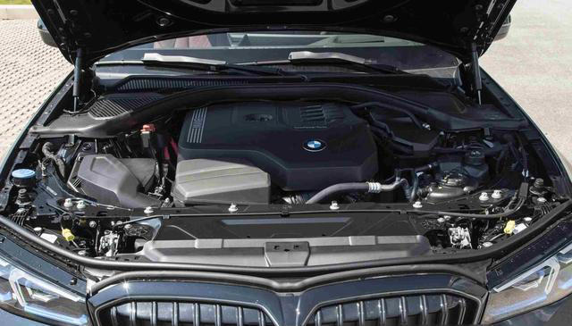 宝马3系降价10万，年轻人抢疯了？标配2.0T+8AT，好开又有面子