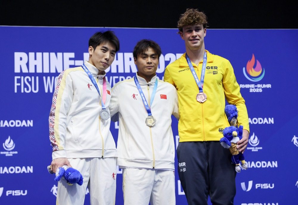 图片新闻｜大运会：张文澳、胡宇康分获跳水男子一米板冠亚军