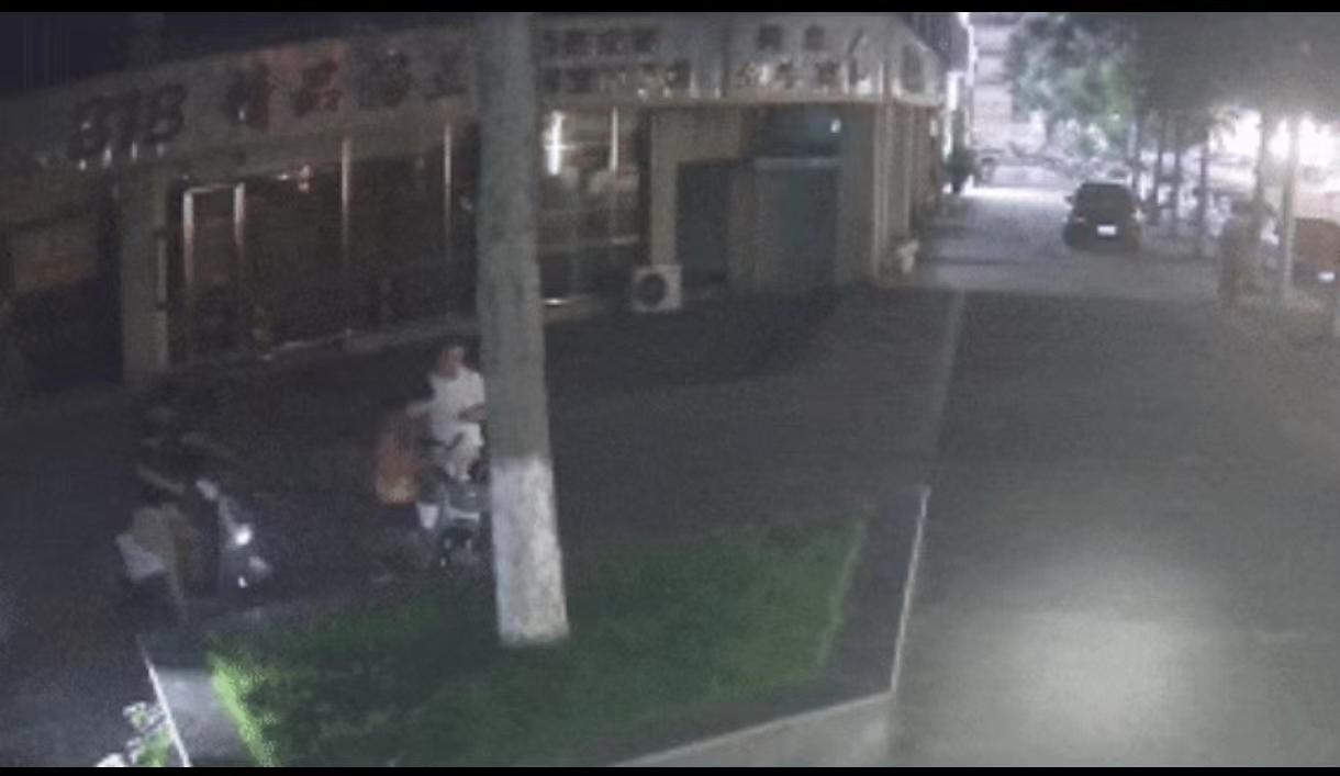 比赛期间小球员搞丢马龙签名球拍 民警排查监控找回