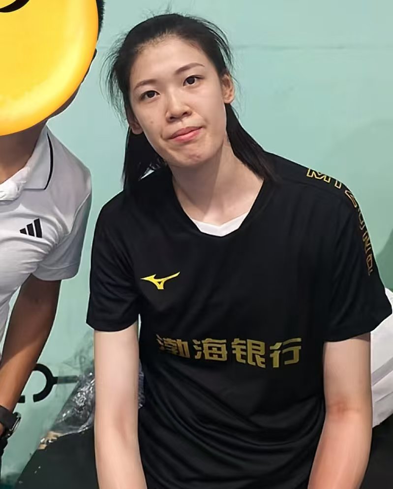 中国女排李盈莹晒自拍 袁心玥大笑 共同参加宣传拍摄 姚迪缺席