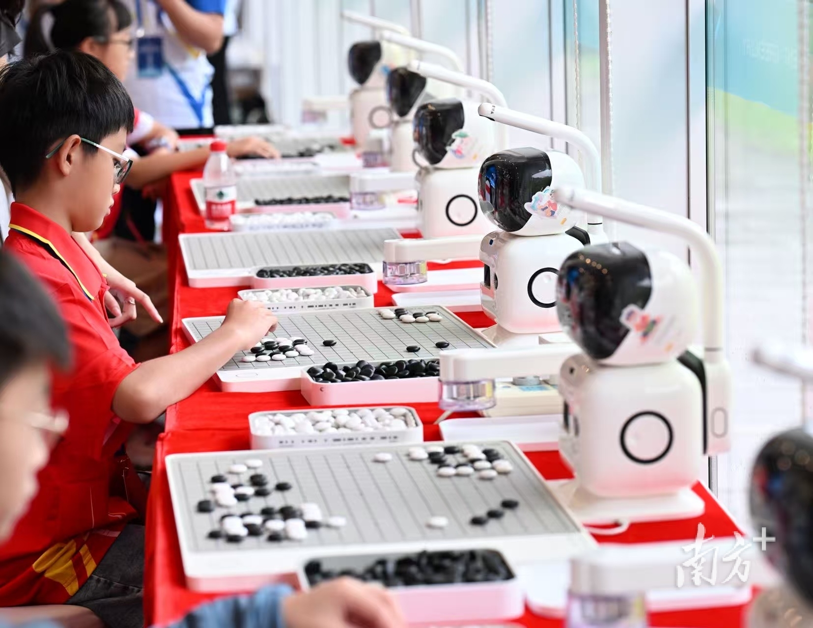 棋手与人工智能对弈。