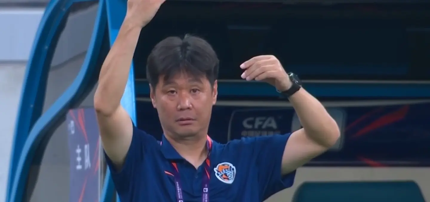 2-1晋级！中超第4杀入4强，韦世豪踢疯了：梅开二度征服客场
