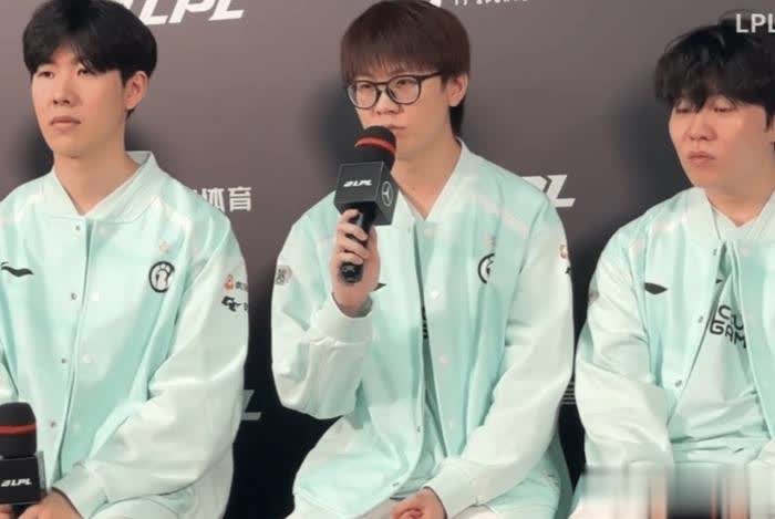 Wei首发后IG接受采访，教练直言jiejie不足毫不留情面