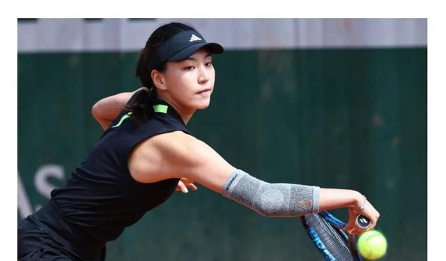 WTA布拉格，中国一金花遭遇一轮游，00后美少女2-0横扫，又成独苗