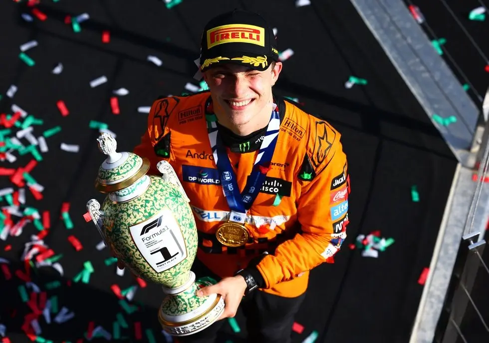当《F1》电影走入现实，这对情侣兼战友的爱情太浪漫！