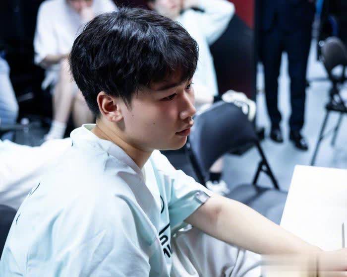 Wei首发后IG接受采访，教练直言jiejie不足毫不留情面