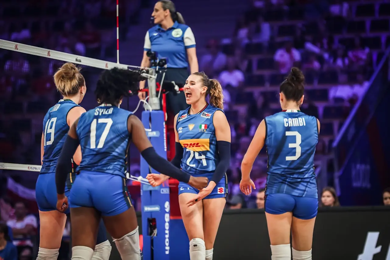 一场3-0，首个总决赛四强诞生，意大利女排打疯了，静候中波胜者