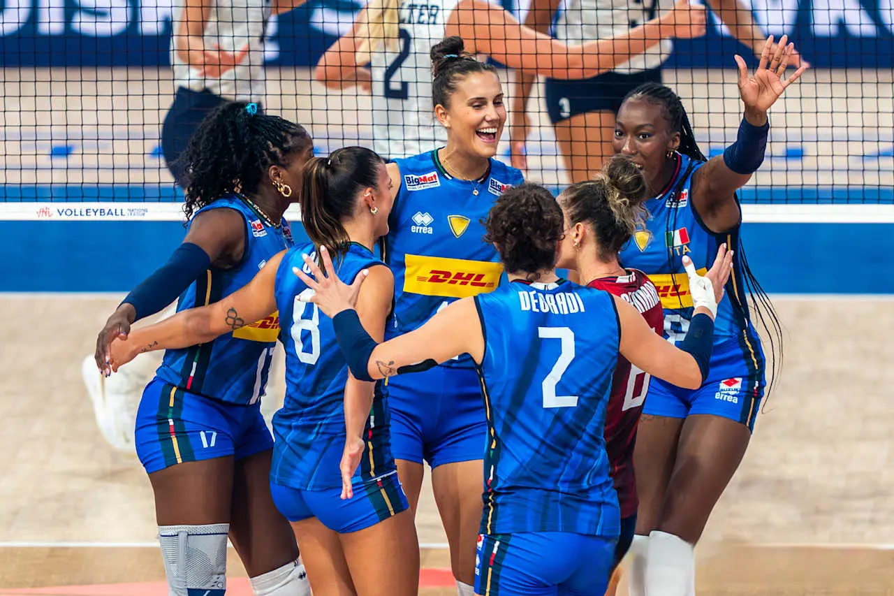 一场3-0，首个总决赛四强诞生，意大利女排打疯了，静候中波胜者