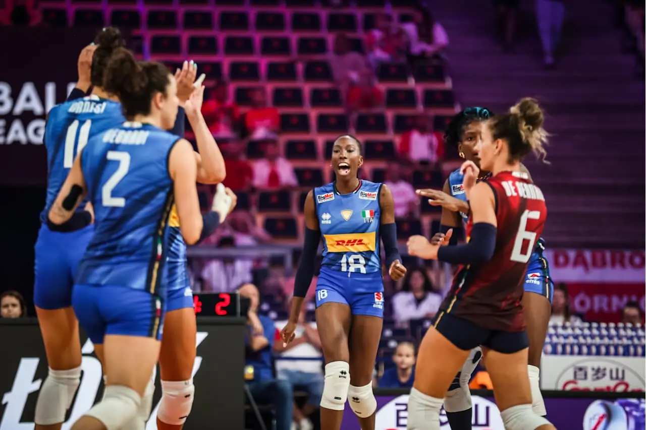 一场3-0，首个总决赛四强诞生，意大利女排打疯了，静候中波胜者