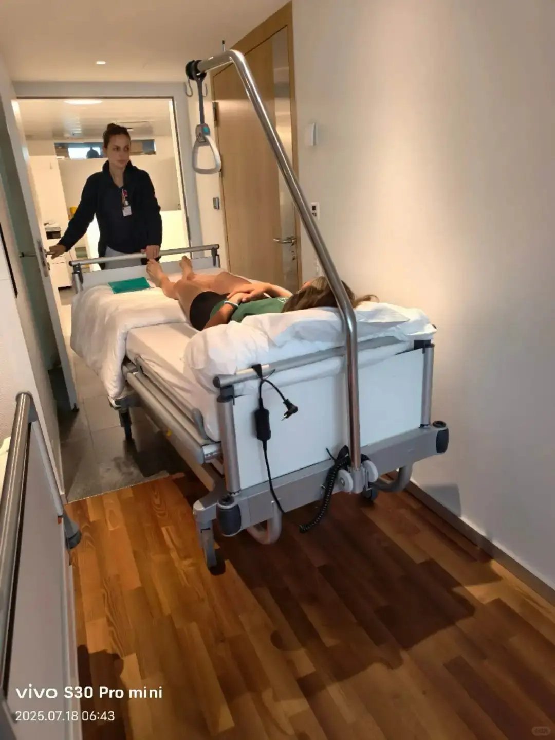郑钦文晒术后康复训练照，球迷纷纷喊话：健健康康的在赛场上见