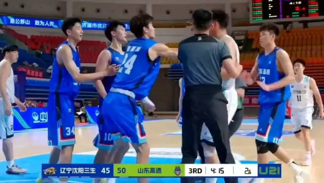 中国篮球出现超大规模冲突！至少20人参与，这名辽宁球员真惨