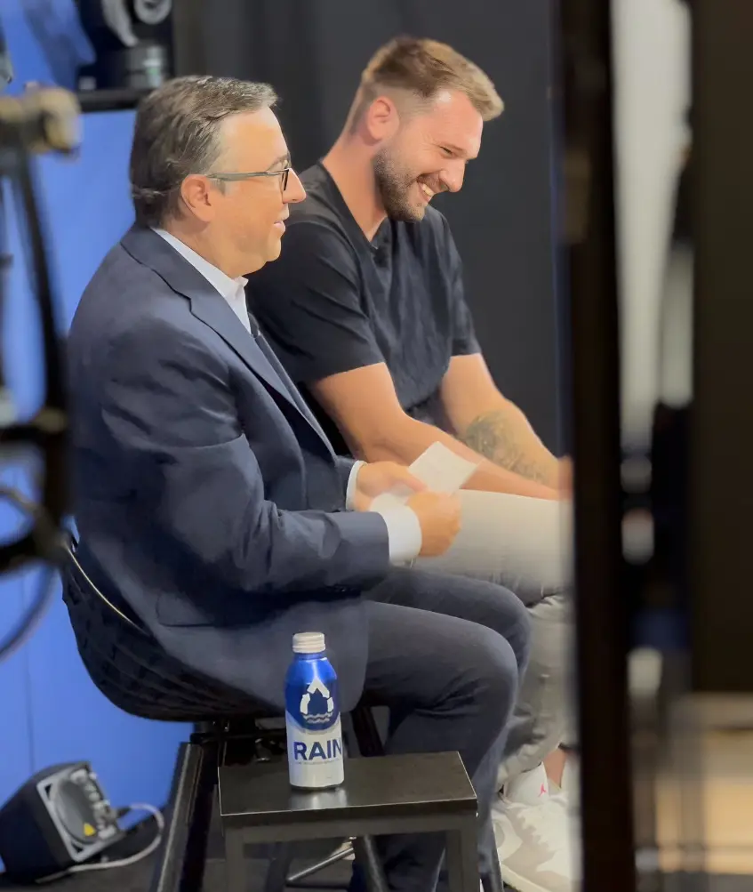 NBA官方晒东契奇活动：收银台疯狂为球迷签名 青年队全选卢卡球衣