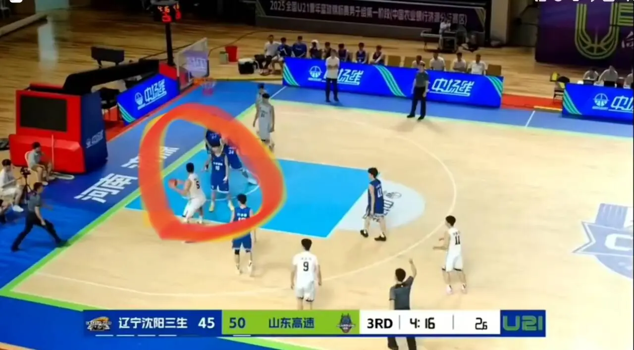 中国篮球出现超大规模冲突！至少20人参与，这名辽宁球员真惨