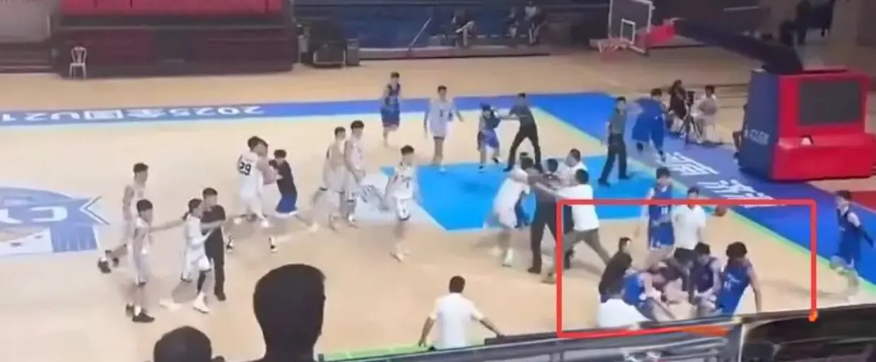 中国篮球出现超大规模冲突！至少20人参与，这名辽宁球员真惨