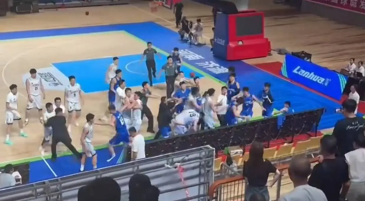 中国篮球出现超大规模冲突！至少20人参与，这名辽宁球员真惨