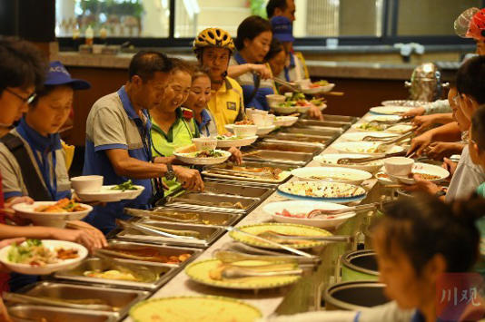 28万份免费餐！成都这家店“白送”近8年，图啥？