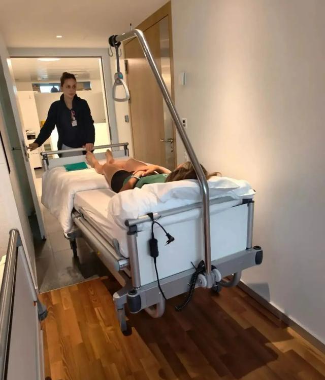 郑钦文晒术后照，网友喊话：一定要把胳膊彻底养好再出来打比赛