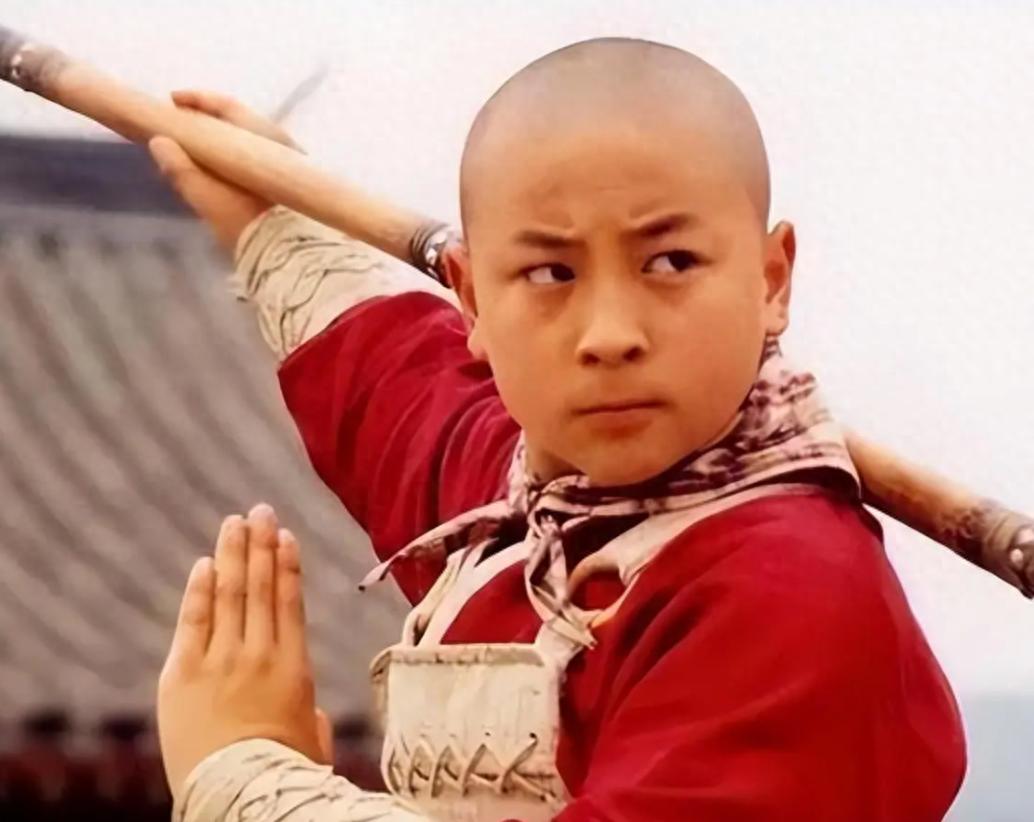 被身家亿万亲爹吸血多年，今37岁无人问津的释小龙，到底做错了啥