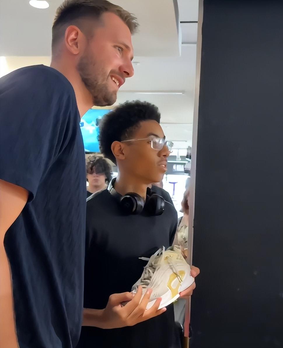 NBA官方晒东契奇活动：收银台狂为球迷签名 青年队全选他球衣