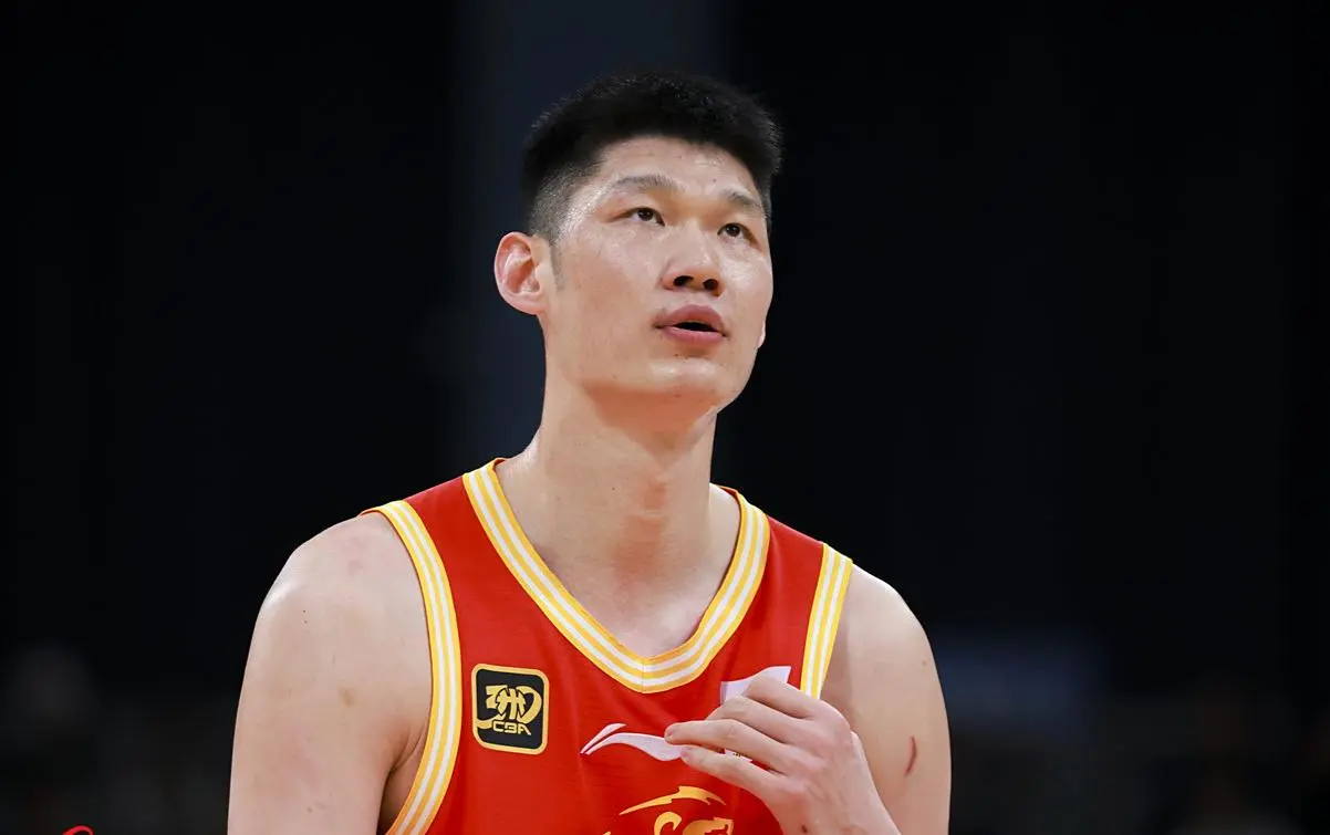 不续约！CBA恶汉告别广厦，八一男篮冠军第2人，差点弄伤阿拉基