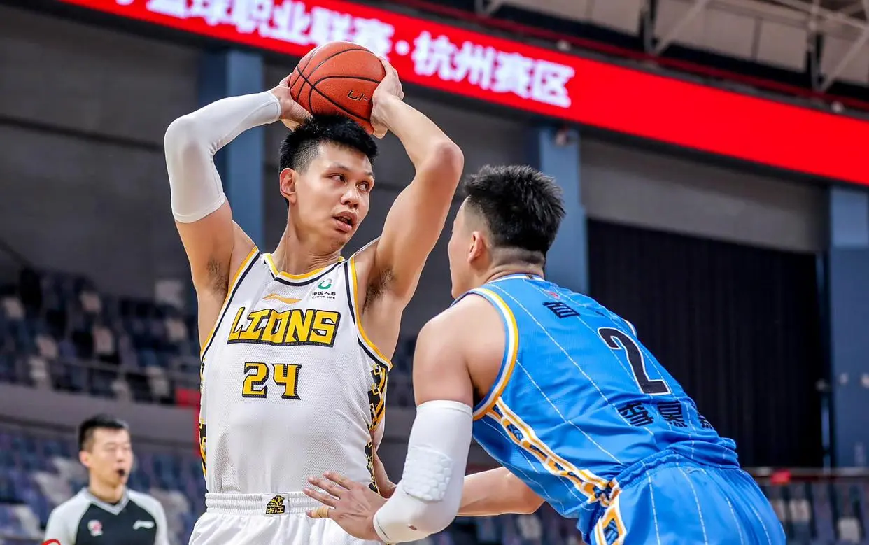 不续约！CBA恶汉告别广厦，八一男篮冠军第2人，差点弄伤阿拉基