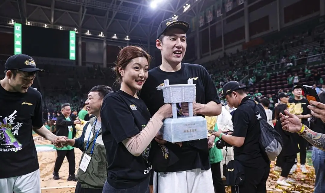不续约！CBA恶汉告别广厦，八一男篮冠军第2人，差点弄伤阿拉基