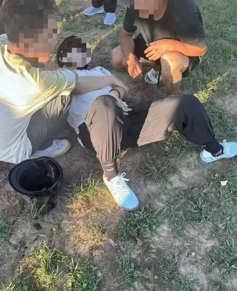 男子称在长白山骑马被踢伤隐私部位，“被踢飞两米，可能不能做父亲”，多方回应