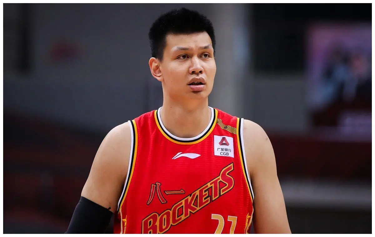 不续约！CBA恶汉告别广厦，八一男篮冠军第2人，差点弄伤阿拉基