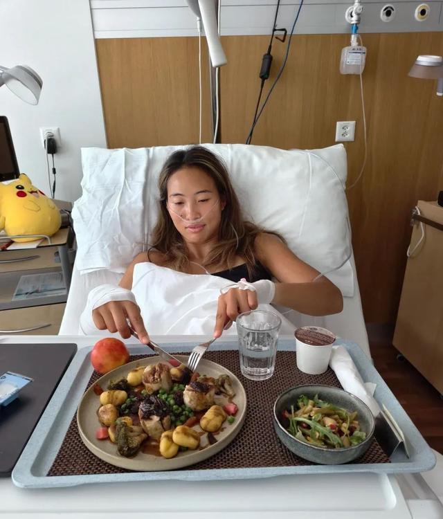 郑钦文晒术后照，网友喊话：一定要把胳膊彻底养好再出来打比赛