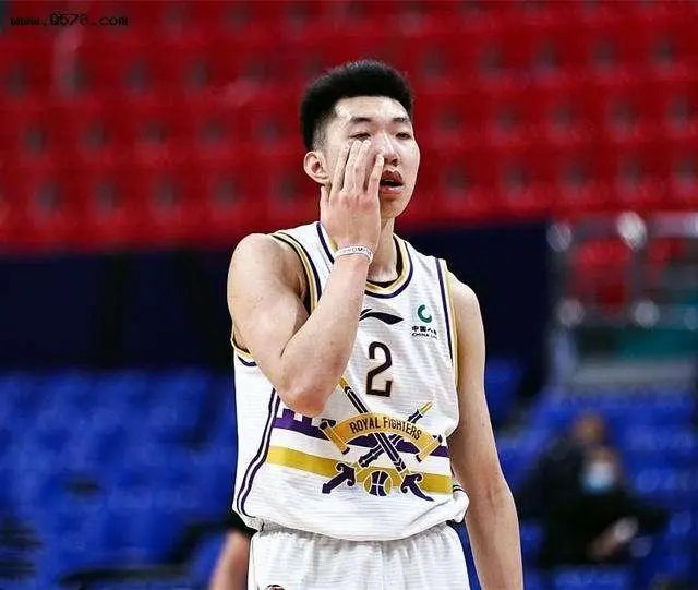 不续约！CBA恶汉告别广厦，八一男篮冠军第2人，差点弄伤阿拉基