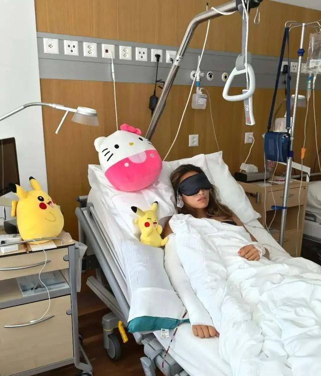 郑钦文晒术后照，网友喊话：一定要把胳膊彻底养好再出来打比赛