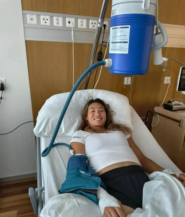 郑钦文晒术后照，网友喊话：一定要把胳膊彻底养好再出来打比赛