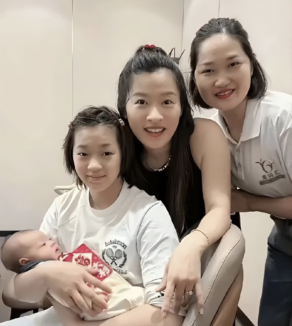 全红婵摔进泳池的瞬间：我们都欠这个18岁姑娘一句道歉
