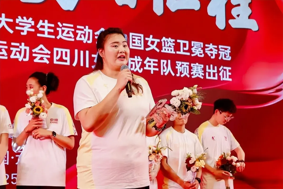 100万元！女篮蝉联冠军后再获重奖，刘禹彤发言，宫鲁鸣羡慕吗？