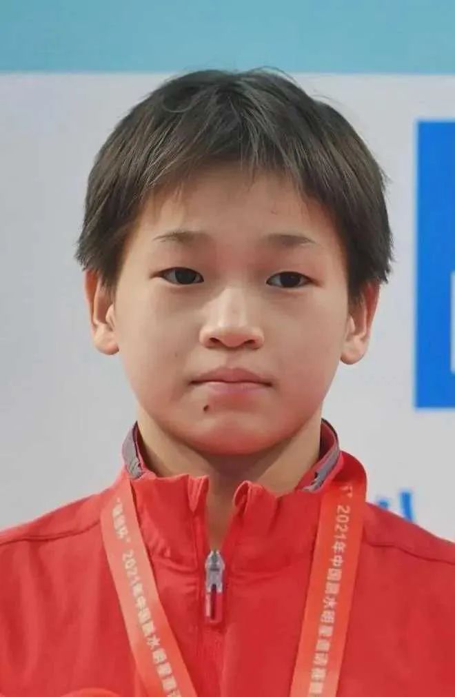 全红婵摔进泳池的瞬间：我们都欠这个18岁姑娘一句道歉