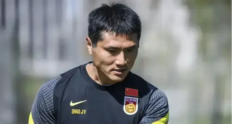 不止逼平上港！青岛西海岸的崛起，邵佳一和这位 “弃将” 功不可没