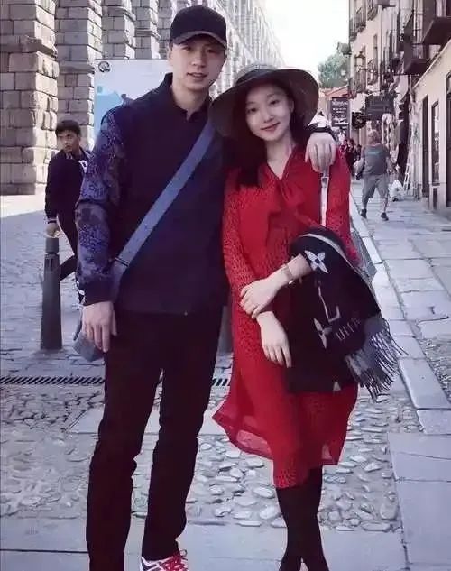 37岁马龙现身林俊杰演唱会，妻子夏露罕见露面，穿黑色吊带裙身材很好，两人同框夫妻相十足