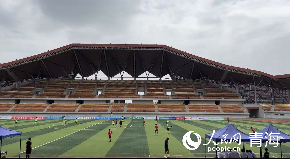 青海青少年足球锦标赛比赛现场。实习生 张秀青摄