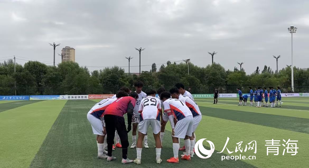赛前队员之间加油鼓劲。实习生 张秀青摄