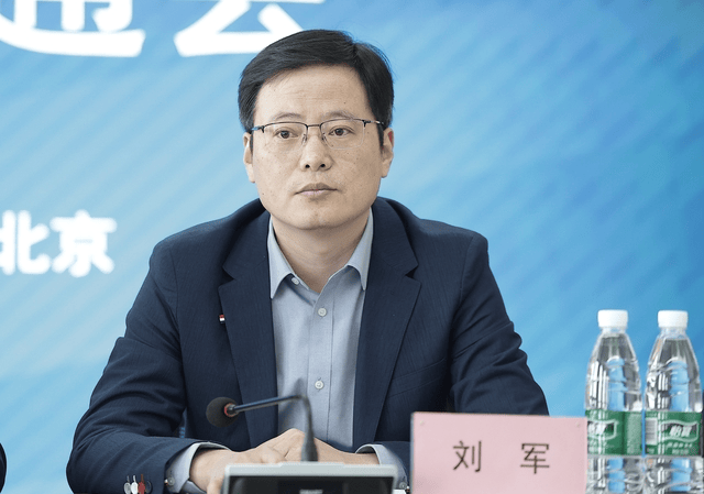 原江苏队跟队：刘军会跟媒体打交道，表面看起来很“儒雅”