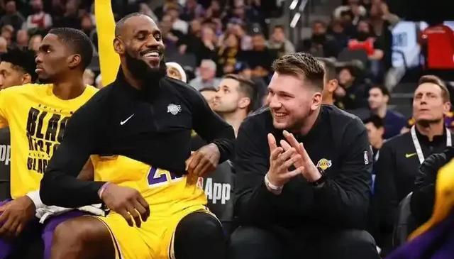 前NBA后卫小里弗斯直言：湖人应交易詹姆斯&他球权太多损害东契奇