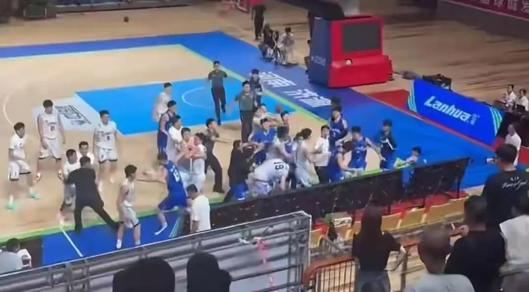 U21联赛山东辽宁男篮群殴恐导致多名新星职业生涯恐终结！